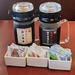 カルビ一丁 - 卓上のタレ等。