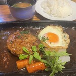 多津味 - ハンバーグステーキ　サラダ、ライス、味噌汁付き