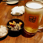 炭火焼鳥 とさか 清水駅前店 - お通しと生中ジョッキ