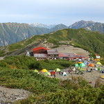 蝶ヶ岳ヒュッテ - 蝶ヶ岳より蝶ヶ岳ヒュッテを望む