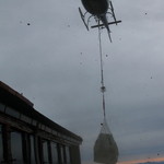 蝶ヶ岳ヒュッテ - 物資はヘリで運ばれます