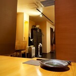 いざかや しん - 案内された個室から見た店内の光景です(o^^o)