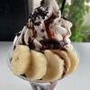 ミルクハウス - チョコバナナパフェ。たっぷりのソフトクリーム入り。あっさりしていて食べやすい。