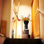 いざかや しん - 商店街からビルを2階に上がると『いざかや しん』の立て看板(左手に設置された一枚板)が目に入ります(o^^o)