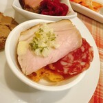 ビストロ アン ファミーユ - 自家製ロースハムとサラミ