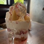 びっくりドンキー  - 料理写真:桃のジョッキパフェ