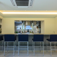 ローストビーフとフレンチのお店　祇園 うを多 - 厨房が見渡せるカウンター席