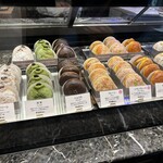 GRAND MAISON LOWE - ショーケースの生ドーナツの左側(*ﾟ▽ﾟ)ﾉ