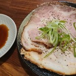 麺屋 寛 - チャーシュー 350円をつまみで