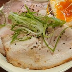 麺屋 寛 - ご飯にチャーシューと味玉を乗せる
