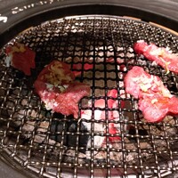 個室焼肉匠 - 旨ネギ塩タンを焼き中