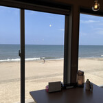 新潟ラーメン なみ福 - 奥のテーブル席からの海。