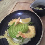 うどん日和 - まずは「アボカドと海老天ぶっかけ」でしょう♪