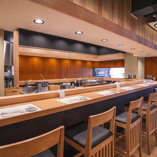 昼夜で雰囲気が変わる築地の街並みを愉しむ。お一人様も歓迎