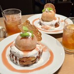 カフェ＆ブックス ビブリオテーク - まるごと白桃のパンケーキ