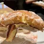 カフェ＆ブックス ビブリオテーク - まるごと白桃のパンケーキ