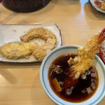 角平 - 天ぷらをつけると天つゆが甘くなって美味しいが衣が全部剥がれがち 。蕎麦湯美味しかったです◎つゆが多いので辛いけれど、大汗かいたからちょうどいい