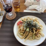 高滝ダム 憩いの家 - 焼きうどん(しょうゆ)￥550めっちゃ美味い、アイスコーヒ￥250、トマトと胡瓜小鉢、サービスの梅干し
