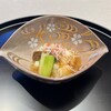 銀座 吉兆 - 鯛白子、小柱、蛤、車海老の春菜和えを桜の器に盛る