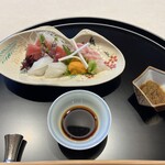 銀座 吉兆 - 刺身盛りを貝合わせの器に盛る