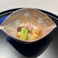 銀座 吉兆 - 鯛白子、小柱、蛤、車海老の春菜和えを桜の器に盛る