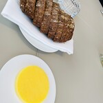 SEZANNE - 麦芽大麦のパンとブルターニュバター