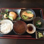 料理屋 壱 - 日替りランチ900円豚の柔らか煮、サーモンフライ、小松菜お浸し
