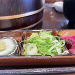大衆鰻屋 うな八 - 薬味、ネギ、漬物