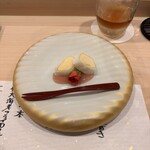 鮨漣 - バニラアイスの牛皮巻き(桃のソース)