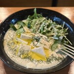 立ち呑み処 なかや - ⚫︎豆腐ソースのギリシャ風サラダ　400円　野菜食べた後は、ほぼ飲めます！