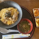 里の駅いちのみや 和食コーナー - 料理写真:信玄鷄の親子丼・お漬物は好きなだけ取って食べられます。　親子丼は薄めの味つけでうれしい。