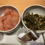 やまや - 各テーブルに明太子、高菜が設置されています