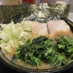 横浜家系 てつ家 - チャーシュー麺1160円＋青菜100円＋薬味ねぎ100円