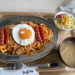 シン・よしだや食堂 - 料理写真:ナポリタン   定食ではないのにちゃんとサラダと味噌汁付く