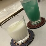 お酒の美術館 - 左:ピーチミルク、右:チャイナブルー