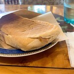 ニーノ カフェ - さっぱりわけのわからない写真ですがハムとチーズを挟んだ大きなパニーニをぺしゃんこにして熱々のプレスドホットパニーニサンドにしてくれてます。パニーニがすっごくおいしい。