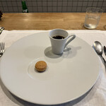 シャントレル - 2皿目
      キノコとお茶とフォアグラのマカロン。