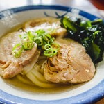 ヨコクラうどん - 鶏チャー葱炙油うどん冷やかけVersion