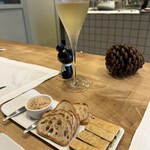 シャントレル - 1皿目
      スモークサーモンのリエット、クロックムッシュ。
      