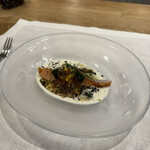 シャントレル - 5皿目
      燻製サーモン、ロックフォールチーズのソース、茄子、胡瓜。