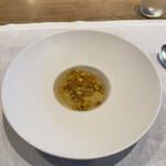 シャントレル - 3皿目
      トウモロコシのムース、トマトのジュレ、ウニ。
      