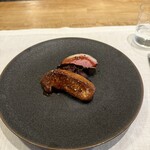 シャントレル - 6皿目
      鴨の燻製、フォアグラ、チャツネ、アメリカンチェリー。