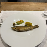 シャントレル - 8皿目
      鮎のコンフィ
      ・黄色ズッキーニとミント
      ・メロン
      ・パッションフルーツ
      