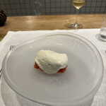 シャントレル - 10皿目
      イチゴのアイス、クレームダンジュ。
      