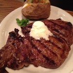 Lone Star Steakhouse & Saloon - 骨付きリブアイステーキ