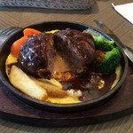 浅草グリルバーグ - 主役と下に卵の敷物が黄色のそれ（≧∇≦）付け合せが綺麗に見えていい(^^)