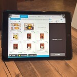 HANATOKI CAFE - タブレットに時間が出ます。