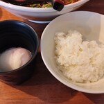 汁なし担担麺 武蔵坊 - 温玉とライス。ライス必須！