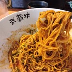 汁なし担担麺 武蔵坊 - 卓上の山椒を加えてよく混ぜた様子