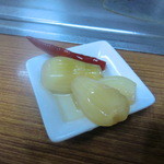 愛おこのみ焼 - サービスのらっきょ　鷹の爪も旨い